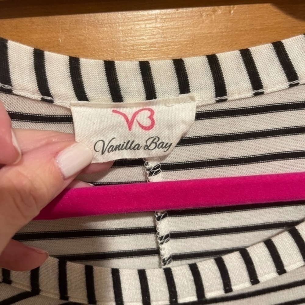 Vanilla Bay Lightweight stretchy long sleeved tee with thumb hole sleeves. - Picture 3 of 4